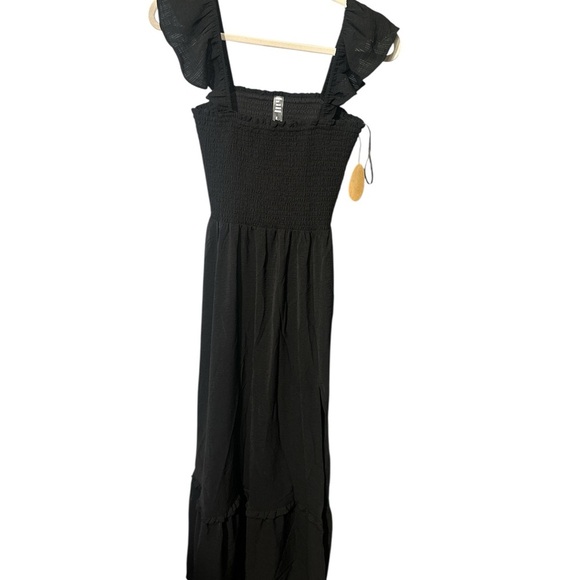Black Sleeveless Scoop Neck Maxi Sundress
Sexy for a nice afternoon - Picture 2 of 5